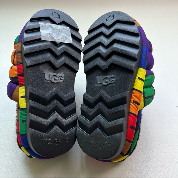 Ugg NWOB Logo Pride Maxi Slide Multicolor Rainbow Slip On SZ 7 Platform Sandals - Picture 11 of 13